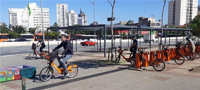 Estação de bikes no Largo da Batata, em São Paulo