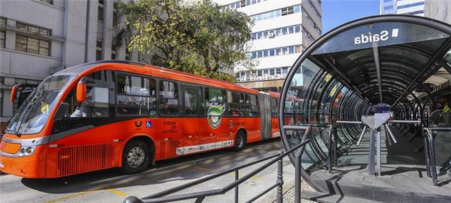 Estação de embarque urbano de Curitiba