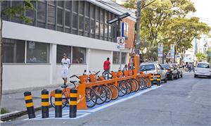 Estação do Bike Sampa número 150, próxima ao largo