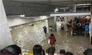 Estação do metrô do Recife fica alagada