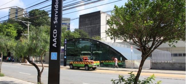 Estação é próxima à AACD, a hospitais e ao Parque