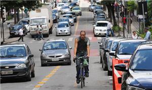 Estacionamento de um lado e pista para carros do o