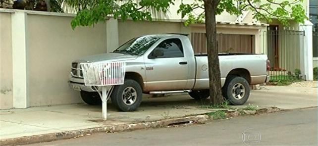 Estacionamento na calçada se torna cada vez mais c