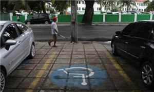 Estacionar em vagas preferenciais será mais grave