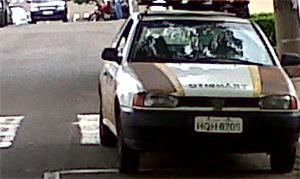 Veículo estacionado sobre faixa de pedestre