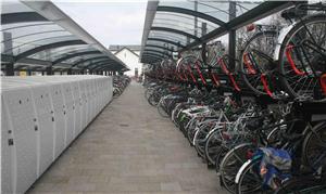 Estações de trem têm estacionamentos para bikes