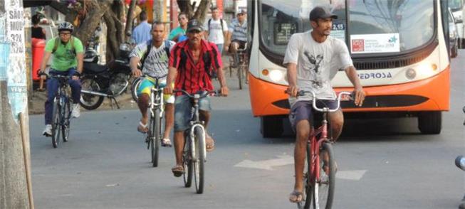 Estrutura cicloviária atrasada no Recife gera prot