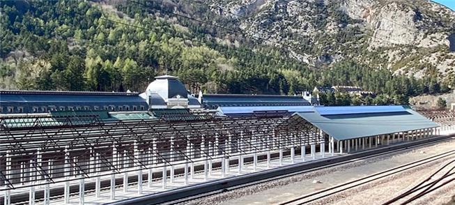 Estrutura da nova estação, com os Pirineus ao fund