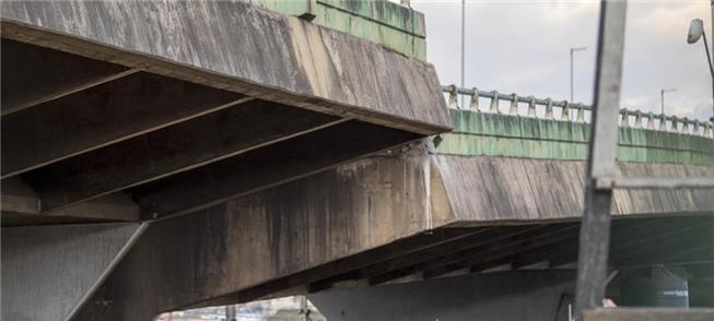 Estrutura rompe e tabuleiro de viaduto cede cerca