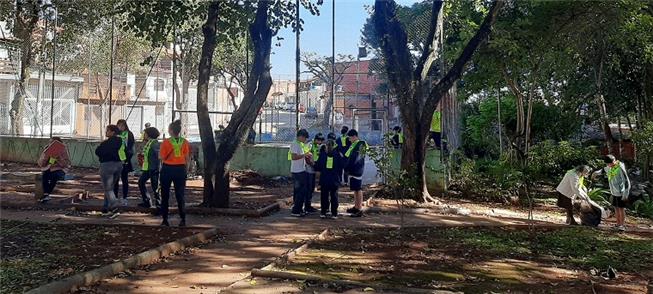 Estudantes avaliam seu território, na zona leste d