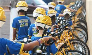 Estudantes com bicicletas no pátio da escola