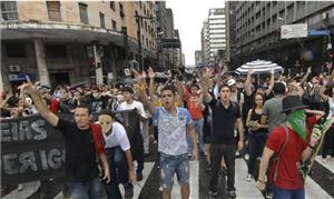 Estudantes continuam o protesto hoje