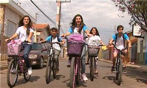 Estudantes pedalam até a escola todos os dias