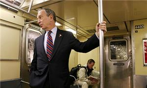 Ex-prefeito Michel Bloomberg no 'subway' de NY