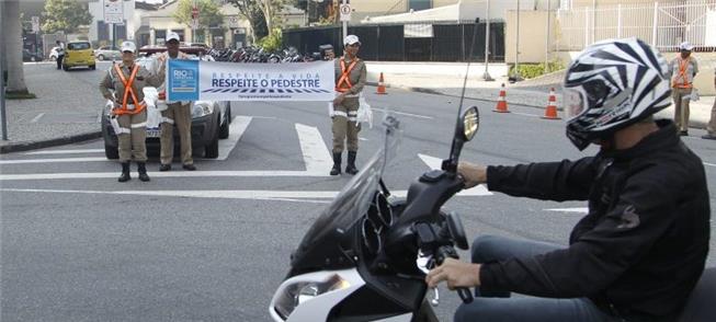 Faixa alerta motos e carros sobre o respeito ao pe