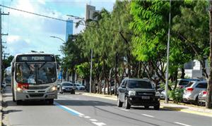 Faixa Azul na Avenida Engenheiro Domingos Ferreira