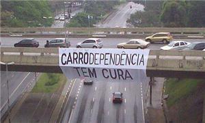 Faixa de protesto sobre a Avenida Sumaré