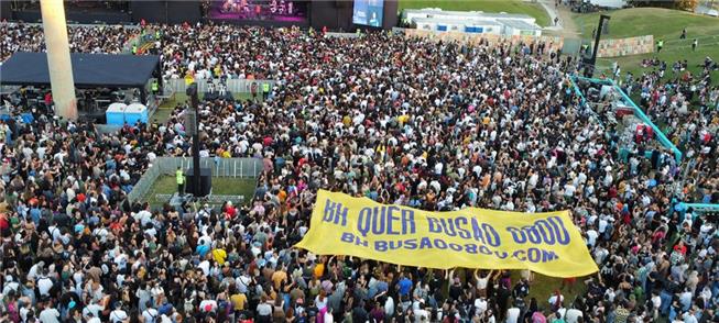 Faixa defende o Busão 0800 durante um evento cultu