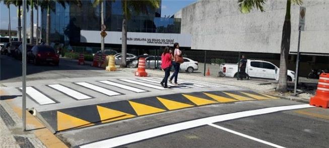 Faixa elevada, de uso comum no país, como esta em