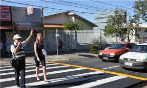 Faixa elevada foi instalada em frente à Prefeitura