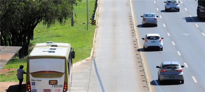 Faixa exclusiva do transporte público deixa de ope