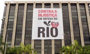 Faixa no prédio da Prefeitura do Rio