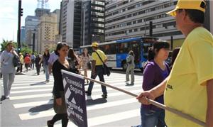 Faixa orienta pedestres e motoristas