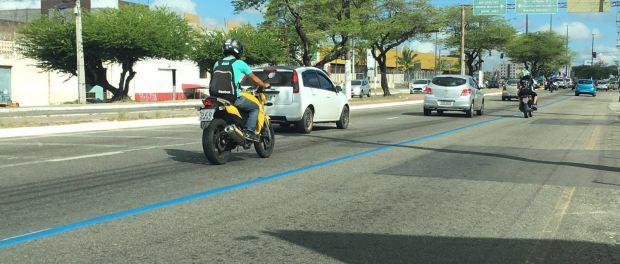 Faixas azuis, e não corredor de BRT em avenida da