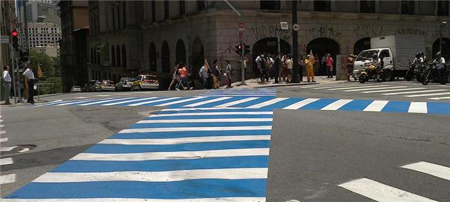 Faixas azuis em fase experimental: rua Riachuelo X