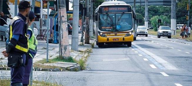 Faixas azuis priorizam o transporte público em Por