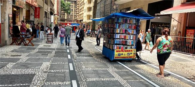 Faixas demarcadas no calçadão: vagas para carros