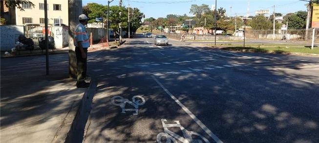 Faixas temporárias pintadas e sinalizadas com cone