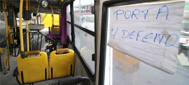 Falta manutenção; e ônibus têm portas e assentos q