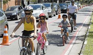 Família circula pela Ciclofaixa de São Paulo