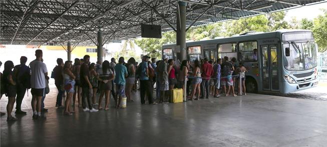 Fila de ônibus em Fortaleza: medo das aglomerações