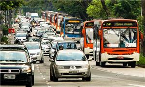 Fila de ônibus no corredor