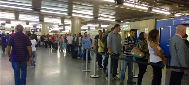 Fila na estação Sé. Soropositivos questionam não g