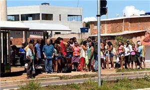 Fila no ponto final do ônibus, em Setiba