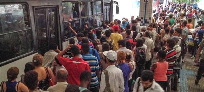 Fila no terminal Santo Amaro, em SP