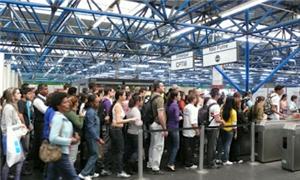 Fila para entrar no metrô de São Paulo