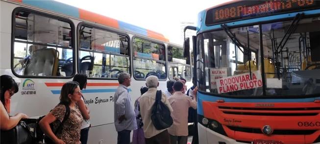 Fila para pegar ônibus metropolitano na rodoviária