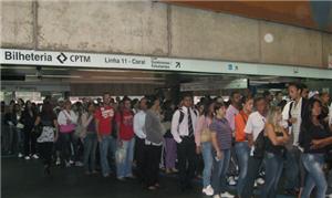 Filas na entrada da estação Corinthians-Itaquera,