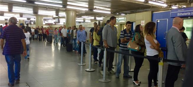 Filas na Estação Sé para compra de bilhetes