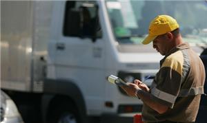 Fiscal da CET multa caminhão na Marginal