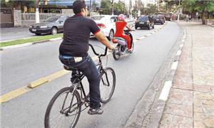 Flagrante: motociclista em ciclovia no litoral pau