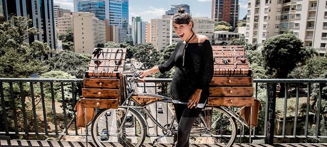 Flávia Ferreira com a bike de sua marca de acessór