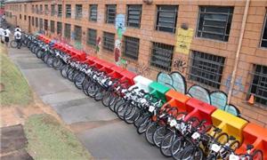 Foram doadas 150 bikes para crianças da comunidade