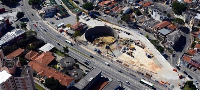 Foto aérea mostra obras paralisadas na Linha 6-Lar