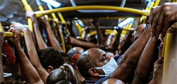 Fotógrafo flagra BRT lotado no Rio durante a pande