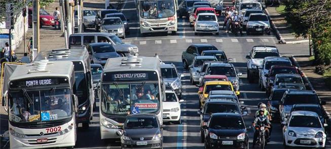 Frota de ônibus mais antiga e menor; e mais carros